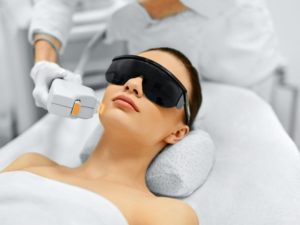 Anwendung einer Anti Aging Behandlung mittels IPL im Gesicht